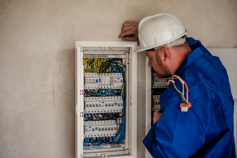 electricite-LES ARCS-min_electrician-2755683